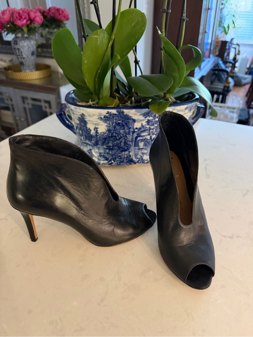 Vero Cuoio Black Leather Peep-Toe Ankle Booties